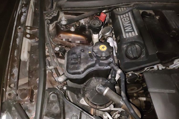 Used BMW X1 2013 sDrive18i Fashion Model Engine Bay Right