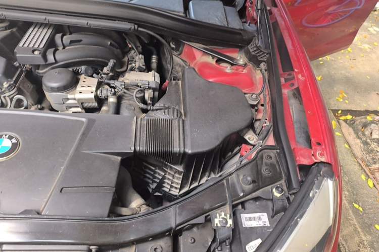 Used BMW X1 2013 sDrive18i Fashion Model Engine Bay Left