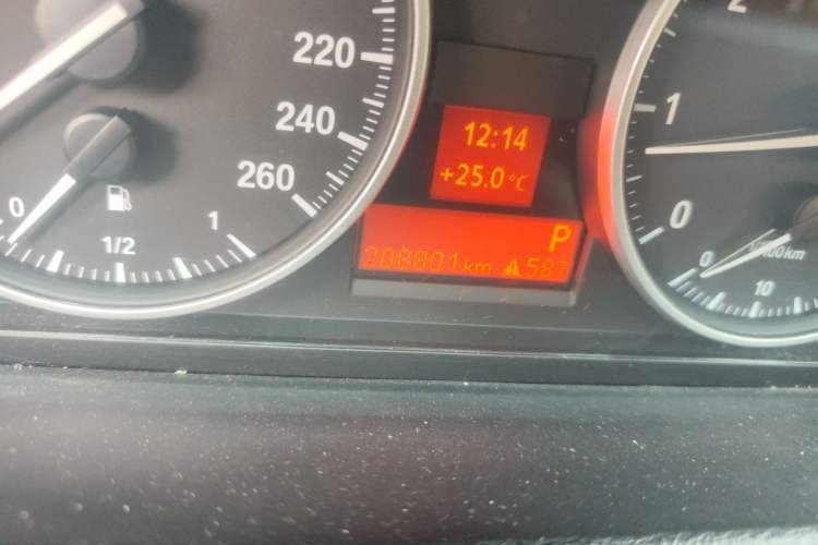 Used BMW X1 2013 sDrive18i Fashion Model Odometer Close Up