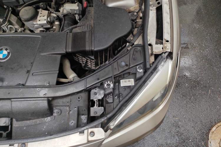 Used BMW X1 2013 sDrive18i Fashion Model Engine Bay Left