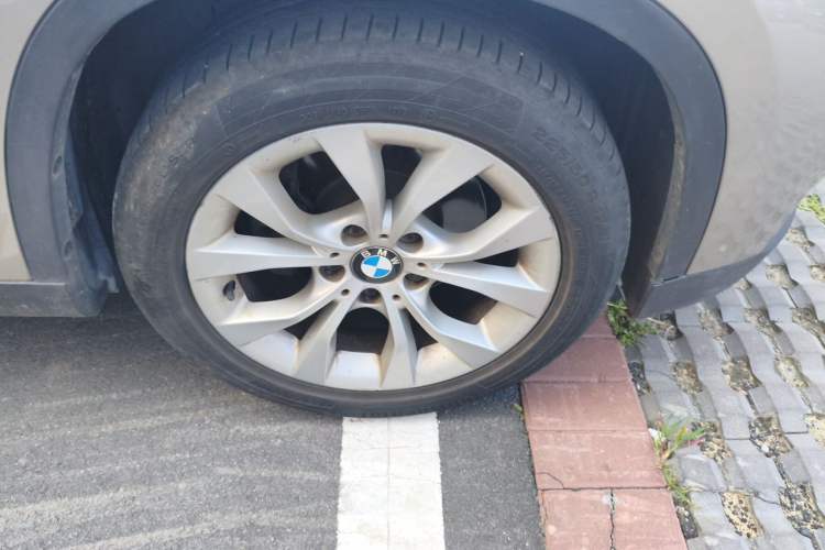 Used BMW X1 2013 sDrive18i Leading Model Right Front Wheel Hub