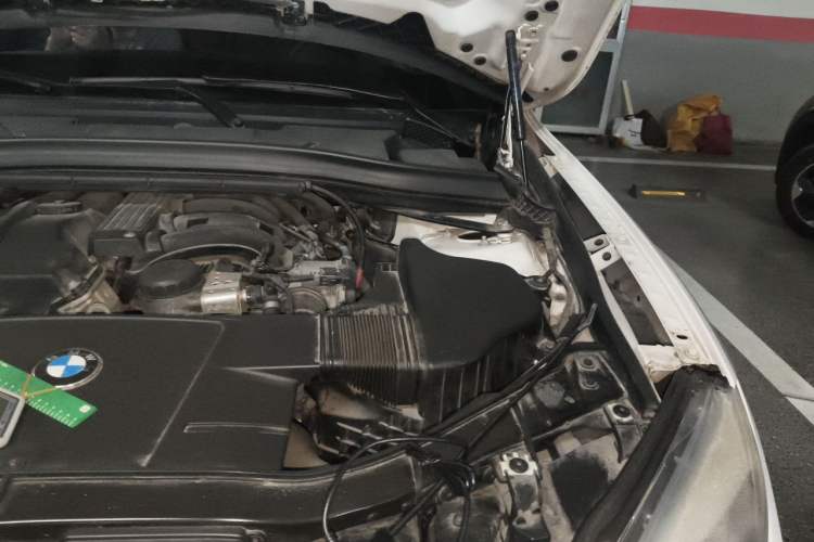 Used BMW X1 2013 sDrive18i Fashion Model Engine Bay Left