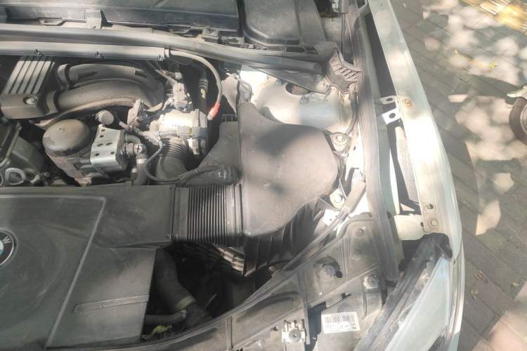 Used BMW X1 2013 sDrive18i Fashion Model Engine Bay Left