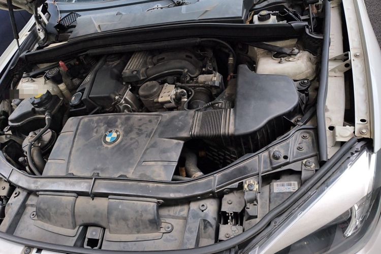 Used BMW X1 2013 sDrive18i Fashion Model Engine Bay Left