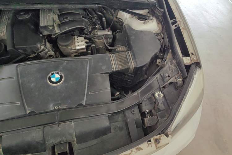 Used BMW X1 2013 sDrive18i Fashion Model Engine Bay Left