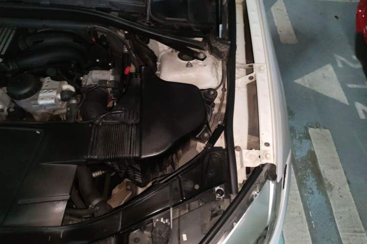 Used BMW X1 2013 sDrive18i Fashion Model Engine Bay Left