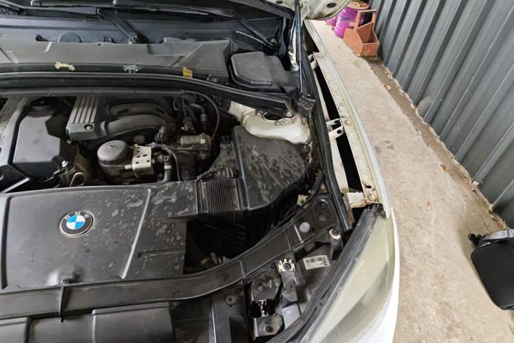 Used BMW X1 2013 sDrive18i Fashion Model Engine Bay Left