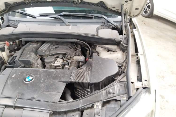 Used BMW X1 2013 sDrive18i Fashion Model Engine Bay Left