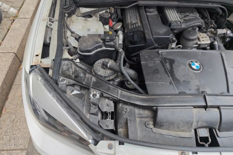 Used BMW X1 2013 sDrive18i Fashion Model Engine Bay Right