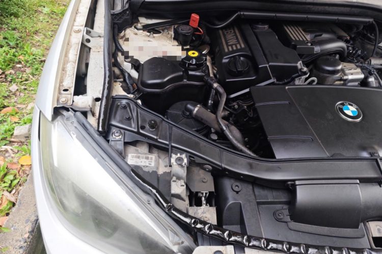 Used BMW X1 2013 sDrive18i Fashion Model Engine Bay Right
