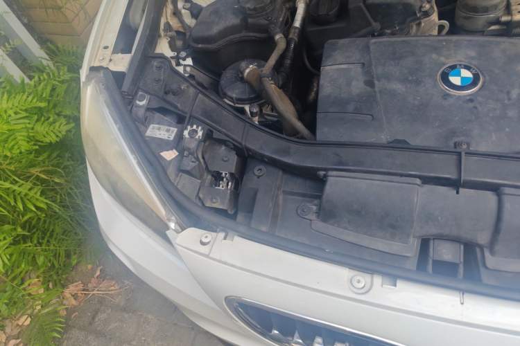 Used BMW X1 2013 sDrive18i Fashion Model Engine Bay Right