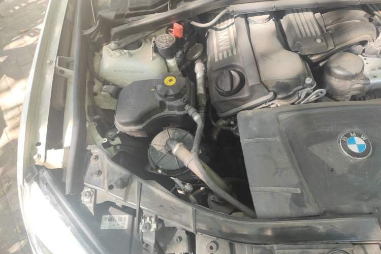 Used BMW X1 2013 sDrive18i Fashion Model Engine Bay Right
