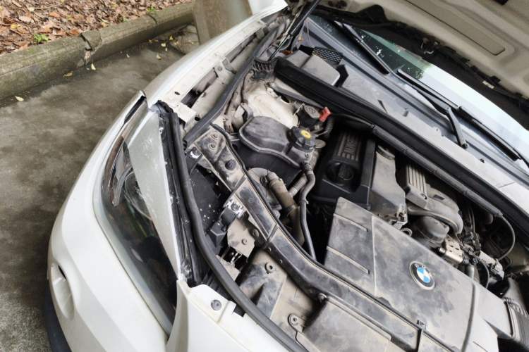 Used BMW X1 2013 sDrive18i Fashion Model Engine Bay Right