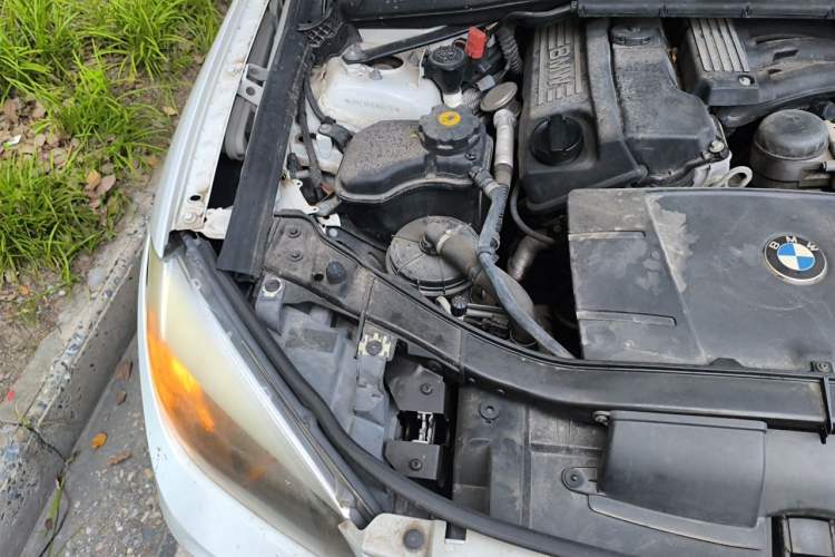 Used BMW X1 2013 sDrive18i Fashion Model Engine Bay Right