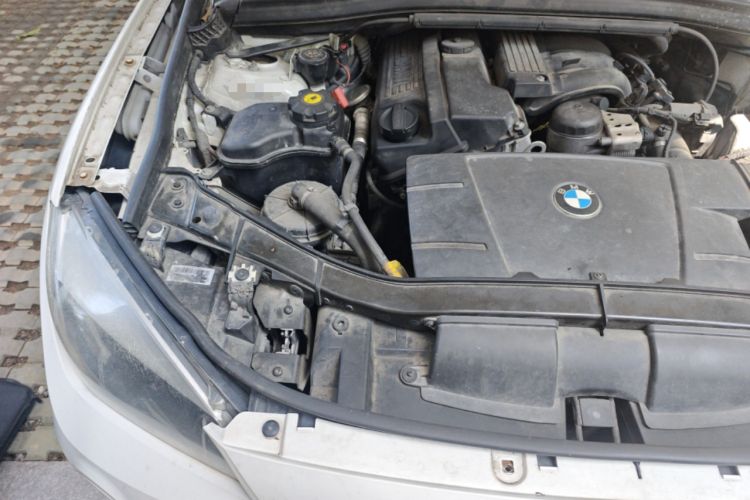 Used BMW X1 2013 sDrive18i Fashion Model Engine Bay Right