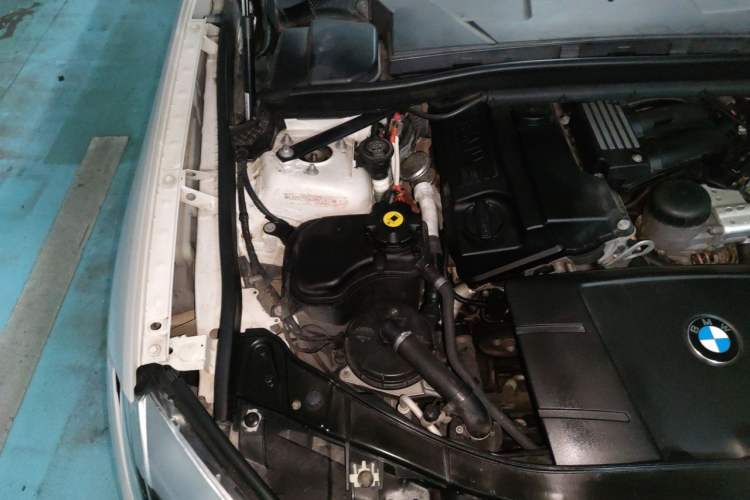 Used BMW X1 2013 sDrive18i Fashion Model Engine Bay Right