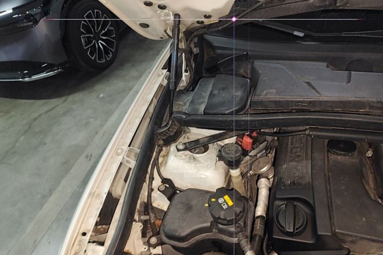 Used BMW X1 2013 sDrive18i Fashion Model Engine Bay Right