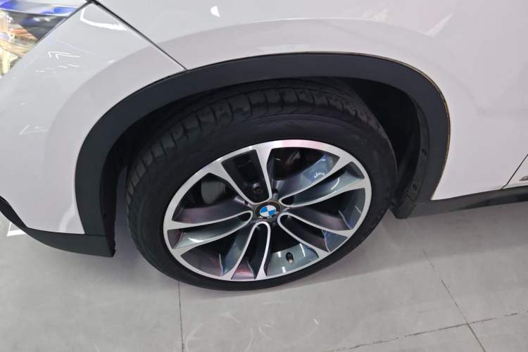 Used BMW X1 2013 sDrive18i Sport Design Package Left Front Wheel Hub