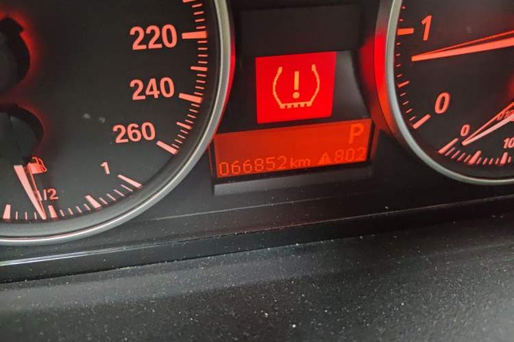 Used BMW X1 2013 sDrive18i Fashion Model Odometer Close Up