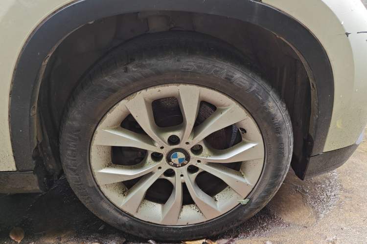 Used BMW X1 2013 sDrive18i Fashion Model Right Front Wheel Hub