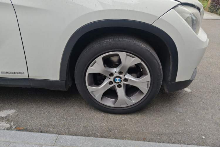 Used BMW X1 2013 sDrive18i manual model Right Front Wheel Hub