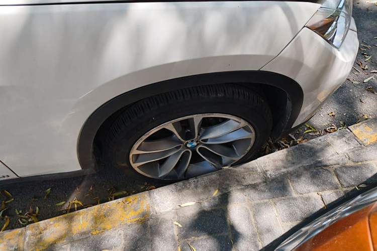 Used BMW X1 2013 sDrive20i Sports Design Package Right Front Wheel Hub
