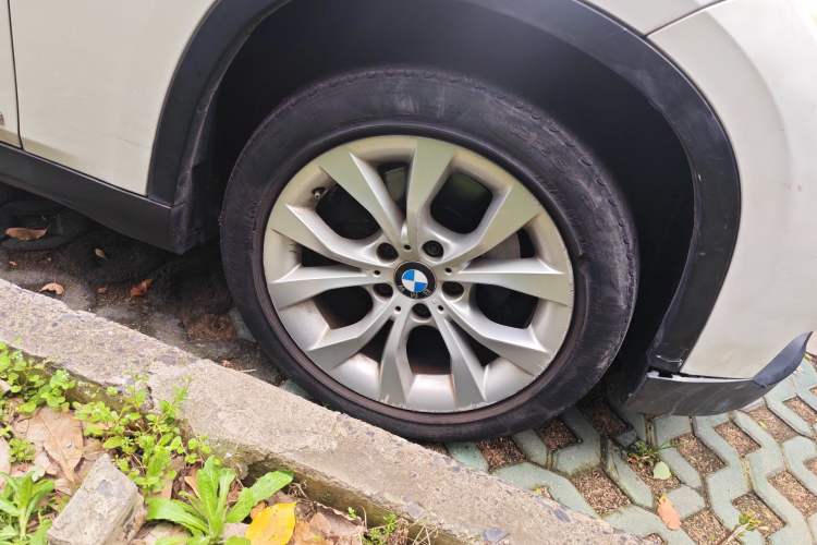 Used BMW X1 2013 sDrive18i Fashion Model Right Front Wheel Hub