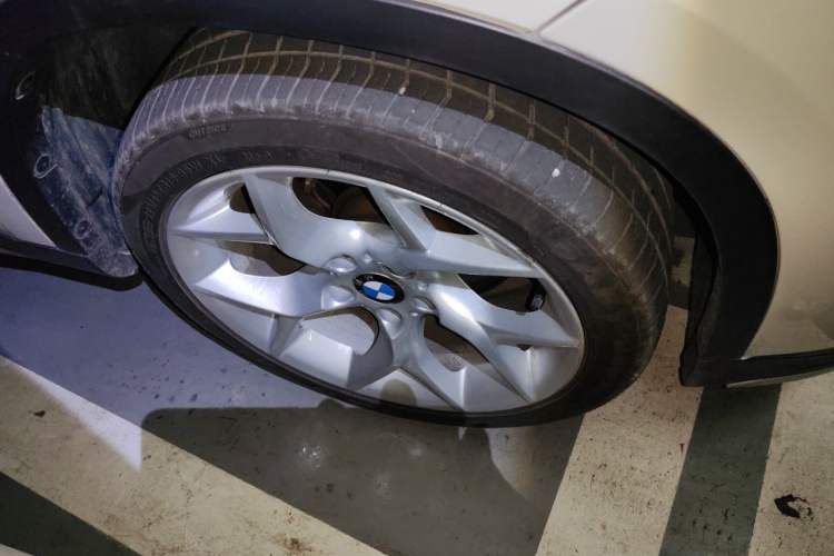 Used BMW X1 2013 xDrive20i X Design Package Right Front Wheel Hub