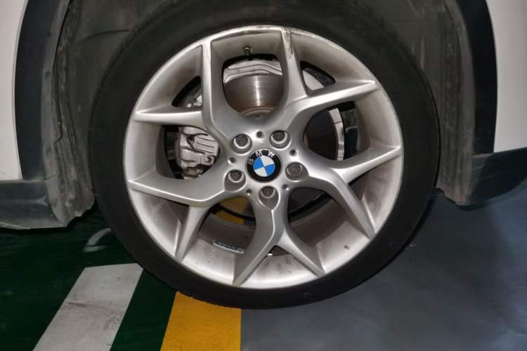 Used BMW X1 2013 xDrive20i X Design Package Right Front Wheel Hub