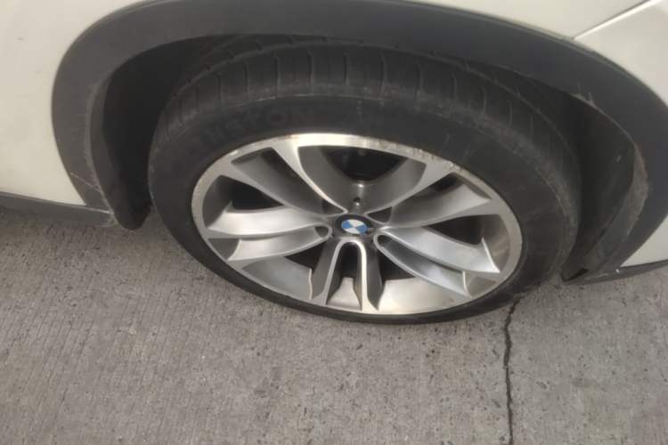 Used BMW X1 2013 sDrive20i Sports Design Package Right Front Wheel Hub