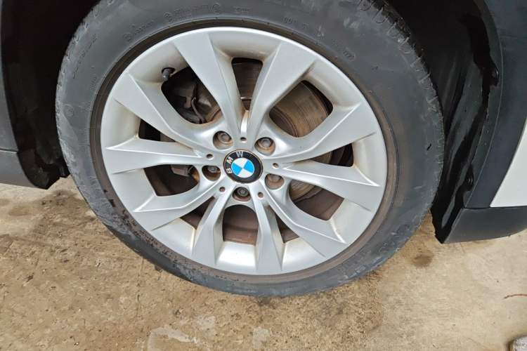 Used BMW X1 2013 sDrive18i Fashion Model Right Front Wheel Hub