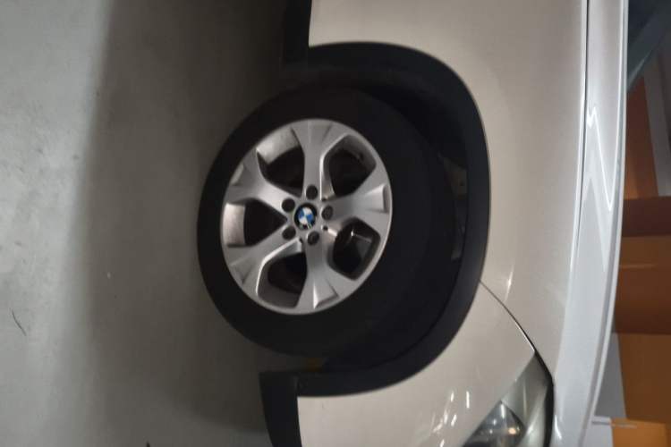 Used BMW X1 2013 sDrive18i manual model Right Front Wheel Hub