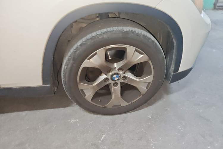 Used BMW X1 2013 sDrive18i Fashion Model Right Front Wheel Hub