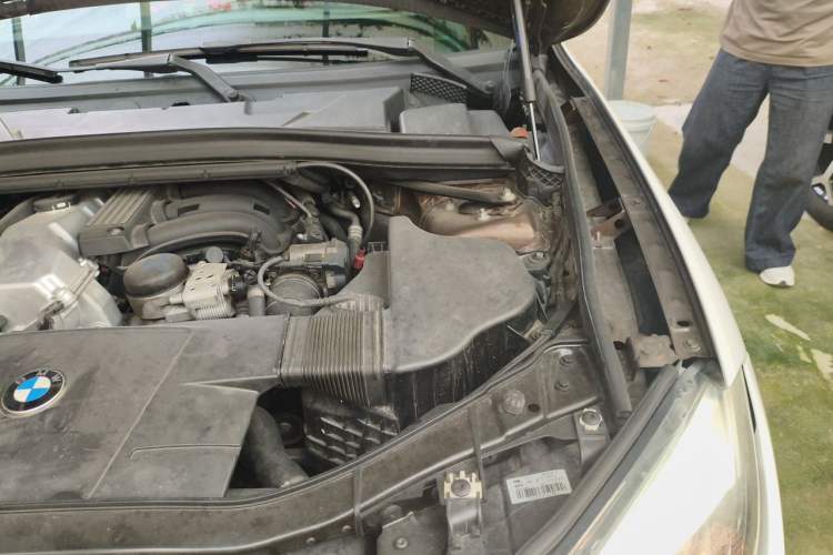 Used BMW X1 2013 sDrive18i Fashion Model Engine Bay Left