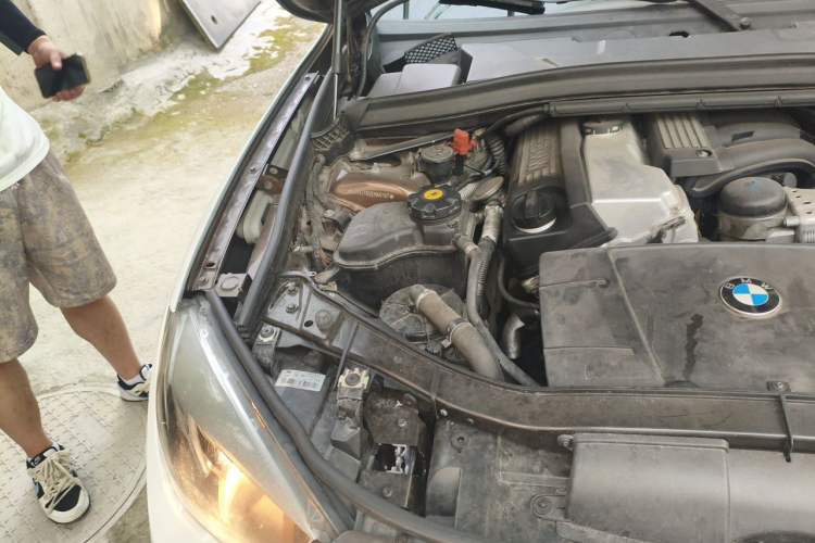 Used BMW X1 2013 sDrive18i Fashion Model Engine Bay Right