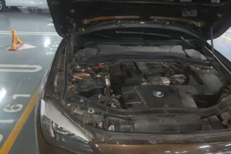 Used BMW X1 2013 sDrive18i Fashion Model Engine Bay Right