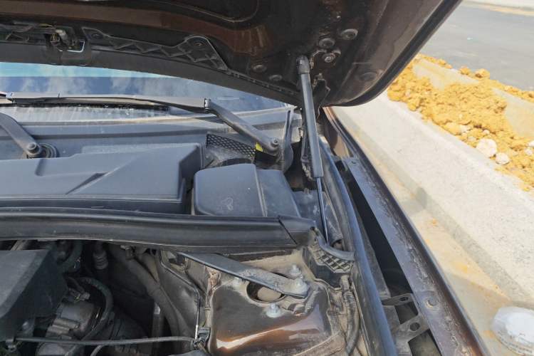 Used BMW X1 2014 sDrive18i Fashion Model Engine Bay Left