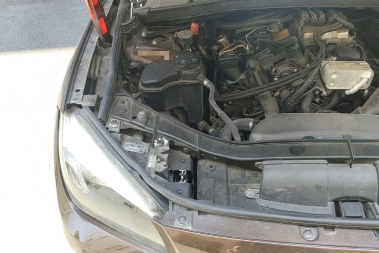 Used BMW X1 2014 sDrive18i Fashion Model Engine Bay Right