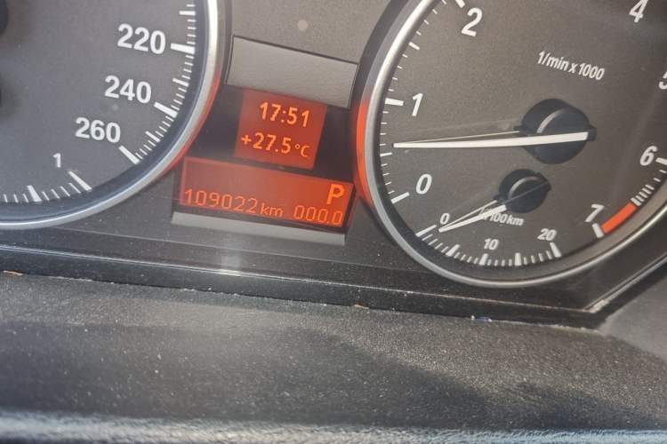 Used BMW X1 2014 sDrive18i Fashion Model Odometer Close Up
