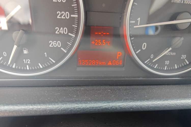 Used BMW X1 2014 sDrive18i Fashion Model Odometer Close Up