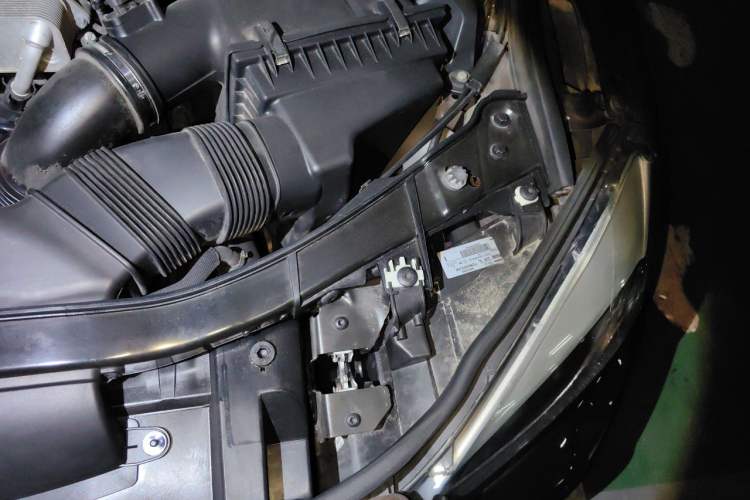 Used BMW X1 2014 sDrive18i Fashion Model Engine Bay Left