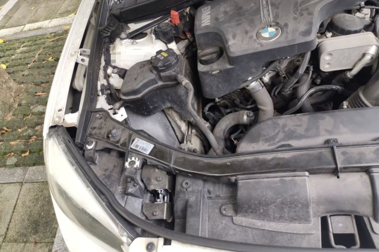 Used BMW X1 2014 sDrive18i Fashion Model Engine Bay Right