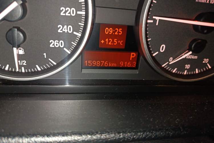 Used BMW X1 2014 sDrive18i Leading Model Odometer Close Up