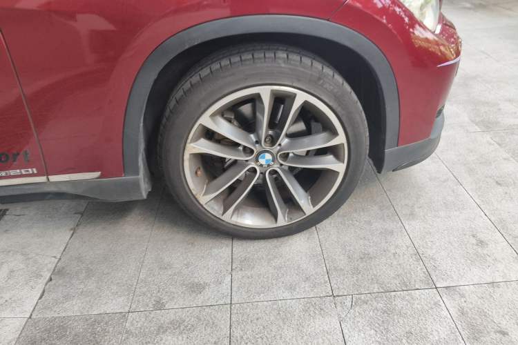 Used BMW X1 2014 xDrive20i Sports Design Package Right Front Wheel Hub