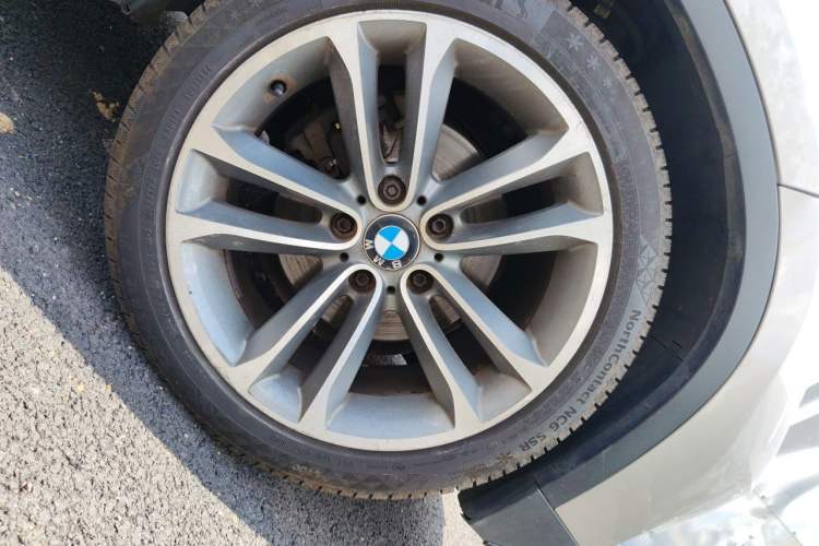 Used BMW X1 2014 sDrive18i Sports Design Package Right Front Wheel Hub