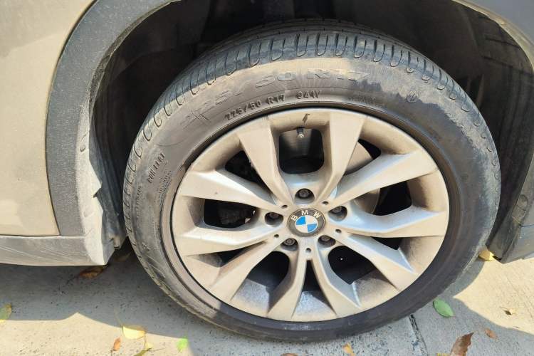 Used BMW X1 2014 sDrive18i manual model Right Front Wheel Hub