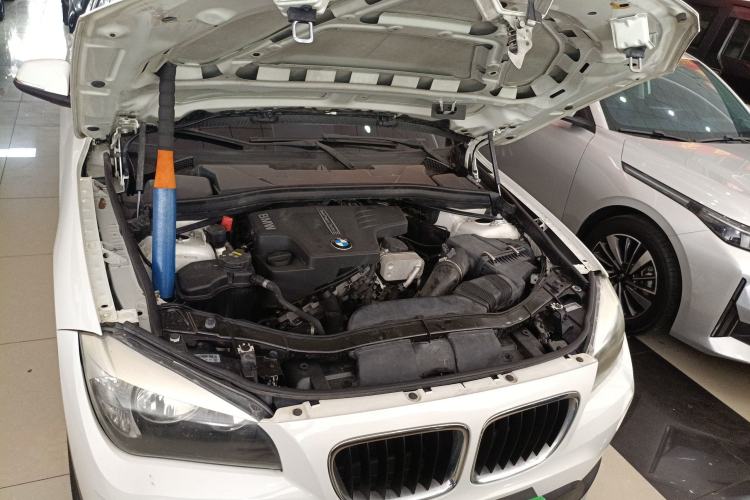 Used BMW X1 2014 sDrive18i manual model Engine Bay