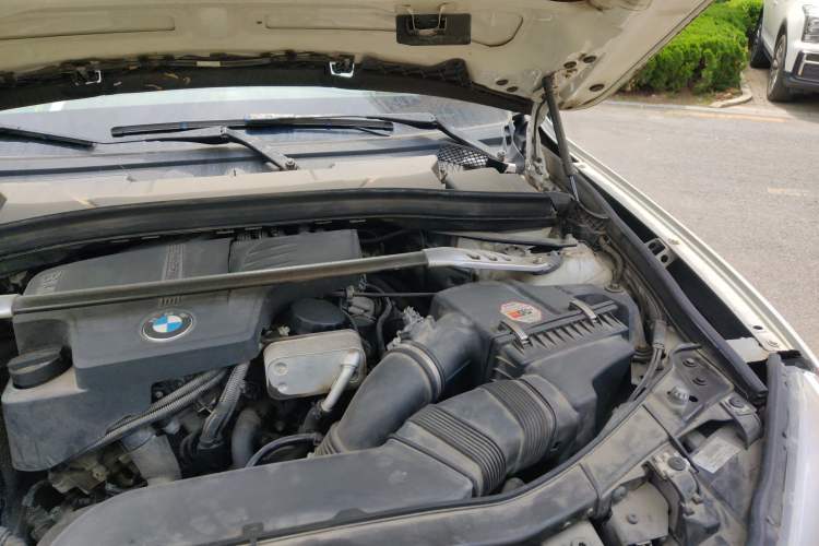 Used BMW X1 2014 sDrive18i Fashion Model Engine Bay Left
