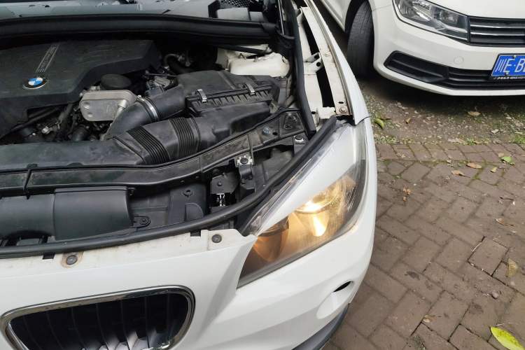 Used BMW X1 2014 sDrive18i Fashion Model Engine Bay Left