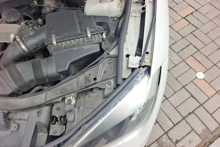 Used BMW X1 2014 sDrive18i Fashion Model Engine Bay Left